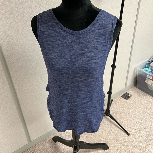 Lululemon tanks top - Picture 2 of 11